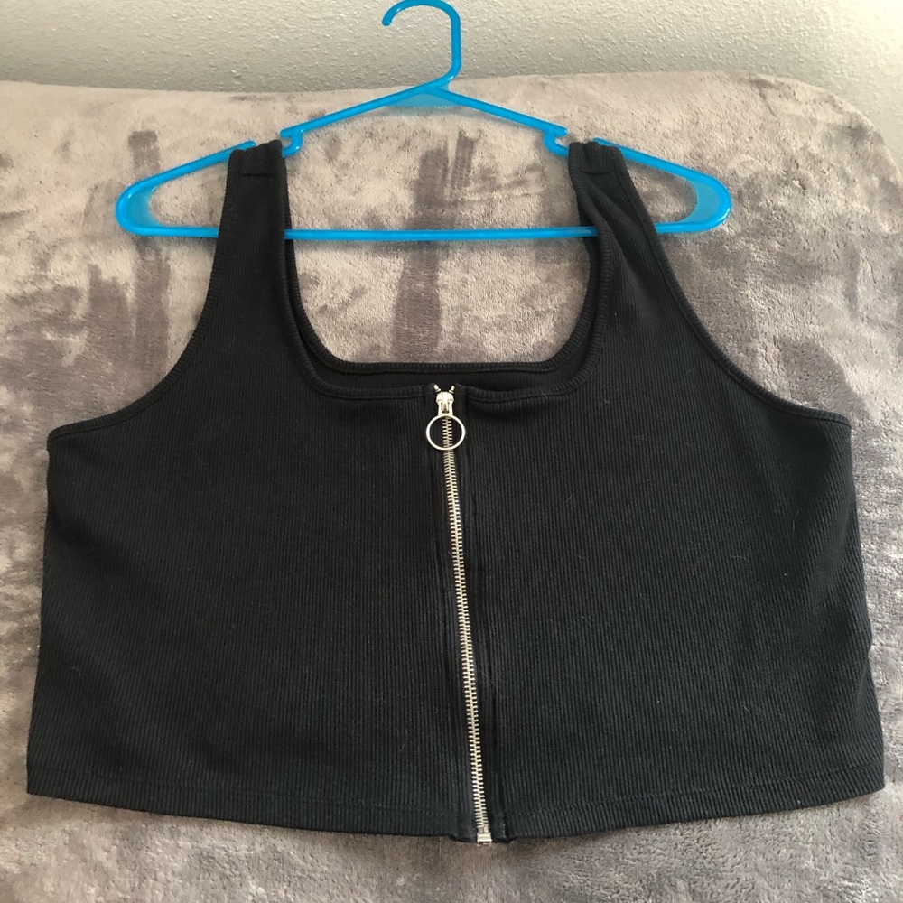 Black cropped tank top, zipper in front
